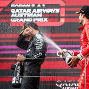 Carlos Sainz îl stropește pe George Russell - Marele Premiu al Austriei 2024 Foto: Imago