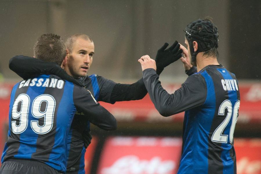 Antonio Cassano și Cristi Chivu, încadrându-l pe Rodrigo Palacio, într-un meci Inter - Pescara 2-0 din ianuarie 2013 / Foto: Imago Antonio Cassano l-a desființat pe Inzaghi și a dat verdictul despre Chivu: „A distrus echipa! Și-a bătut joc”