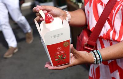 Pentru prima dată în 15 ani, Wimbledon a crescut prețul celebrelor căpșuni cu frișcă! Cât costă începând de astăzi