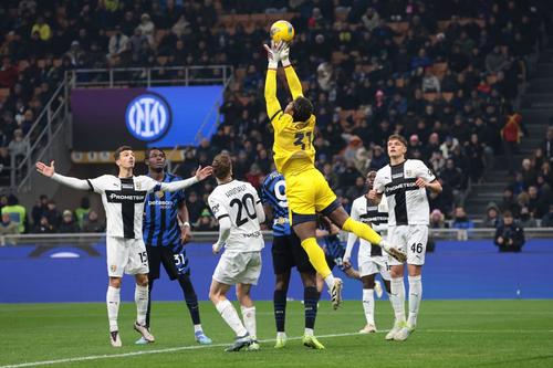 Giovanni Leoni este dorit de Cristi Chivu la Parma / Foto: Imago Images