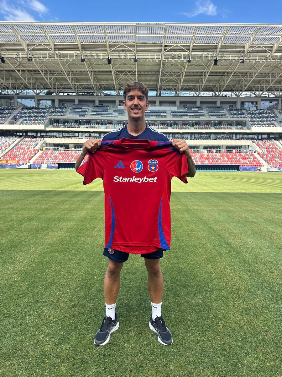 Ruben Lopez Huesca, pe stadionul Steaua Doi spanioli au semnat cu Steaua și au pozat cu tricoul în Ghencea