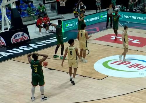 Amadou Seini (18 ani), unul dintre cei mai buni jucători ai echipei U19 a Camerunului, a comis o greșeală rar văzută pe terenul de baschet, în înfrângerea cu Australia, 96-101, de la Campionatul Mondial U19.