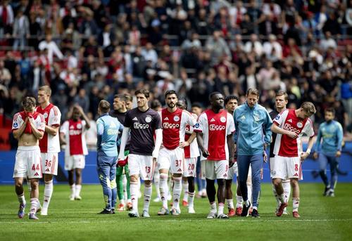 jucătorii lui Ajax, după ratarea titlului în Olanda / Foto: Imago