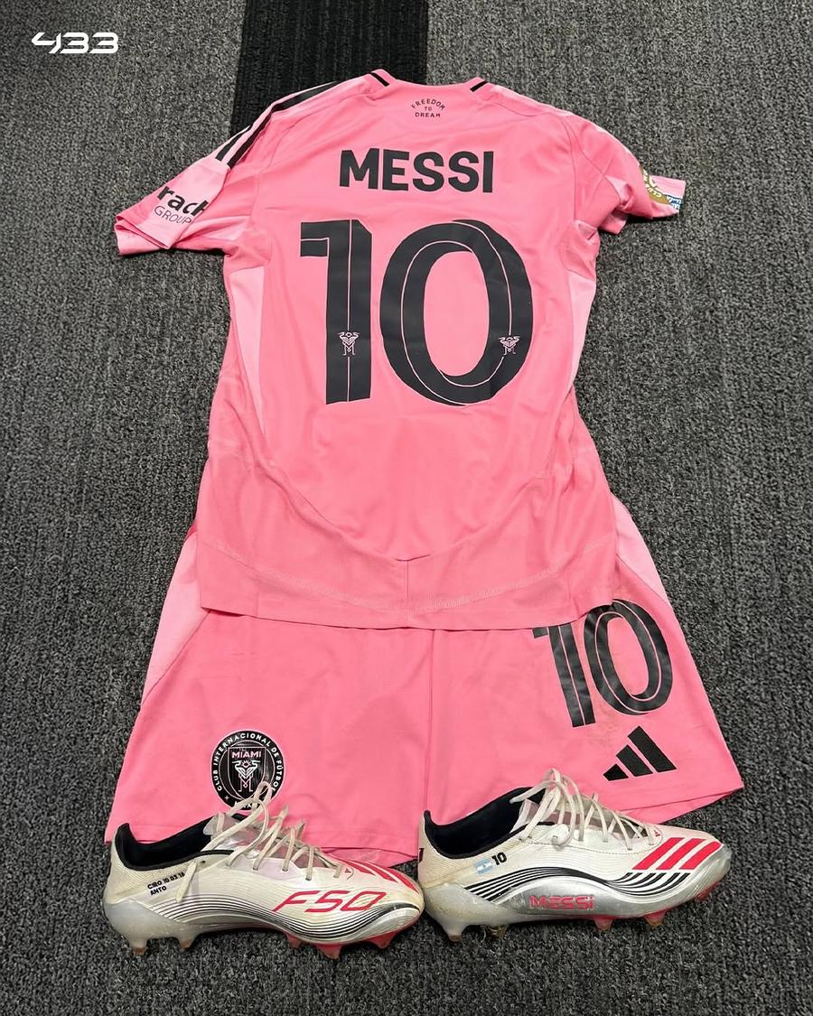 Ousmane Dembele l-a dezbrăcat practic pe Lionel Messi / Foto: Instagram L-a bătut și apoi l-a dezbrăcat! Dembele i-a luat inclusiv ghetele lui Lionel Messi și s-a lăudat pe internet