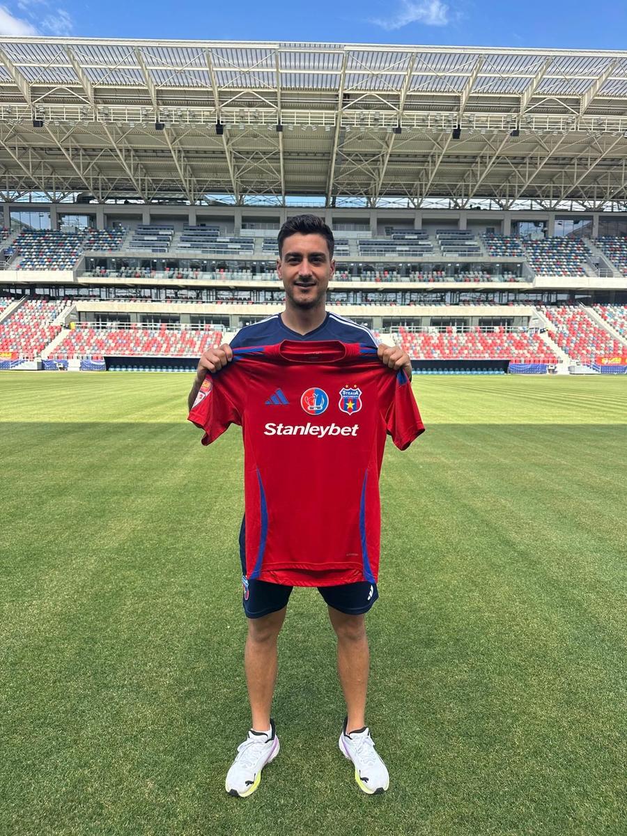 Alex Gualda, pe stadionul Steaua Doi spanioli au semnat cu Steaua și au pozat cu tricoul în Ghencea
