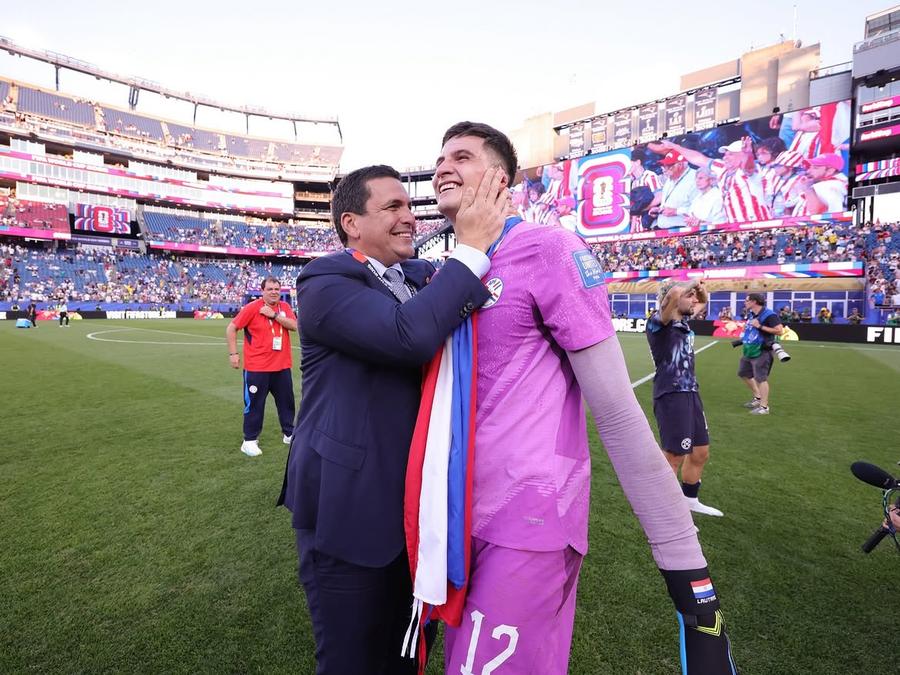 Orlando Gill, eroul Paraguay-ului/ Foto: Instagram Anonimul care și-a vândut toate hainele pentru fiul bolnav a fost umilit public de Chilavert, a venit FALIT la Mondial, iar acum a șocat istoria fotbalului!