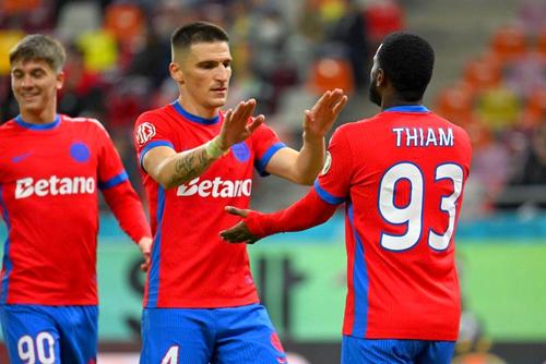 Daniel Graovac, aici lângă Mamadou Thiam, un alt jucător care a plecat de la FCSB în această vară, foto: Imago Images