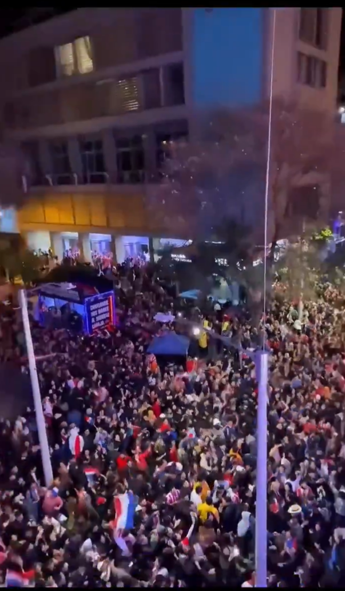 Nebunie la miezul nopții pe străzile din Paraguay, după calificarea uriașă în optimile Mondialului
