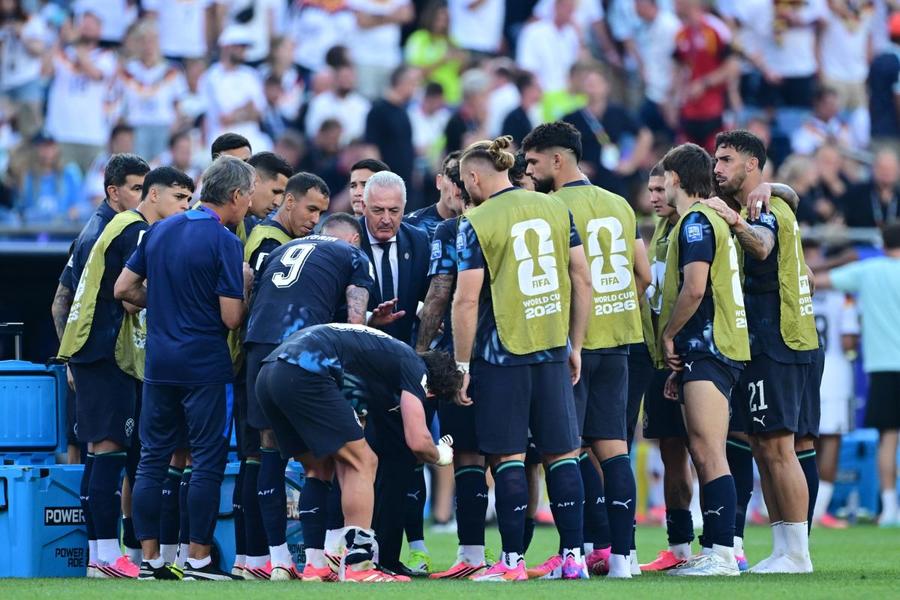 Selecționerul argentinian al Paraguayului și-a strâns cei 26 de gladiatori înaintea loviturilor de departajare câștigate uimitor în fața Germaniei / Foto: Imago Boston Tea Paraguay Party