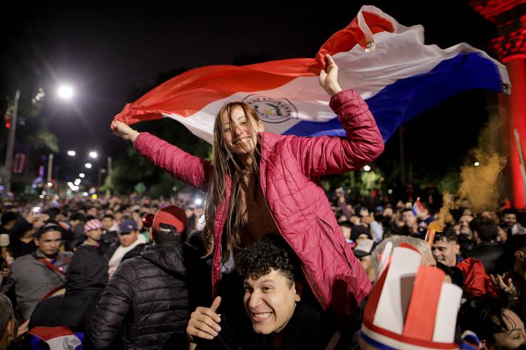 Sărbătoare în Paraguay după calificarea în optimile Mondialului // foto: Imago și X