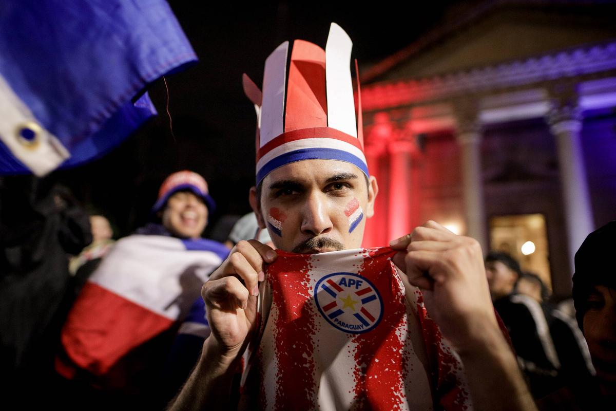 Sărbătoare în Paraguay după calificarea în optimile Mondialului // foto: Imago și X