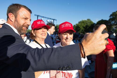 Markwayne Mullin, șeful securității interne a Statelor Unite (dreapta) lângă Donald Trump // foto: Imago