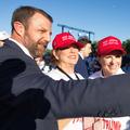 Markwayne Mullin, șeful securității interne a Statelor Unite (dreapta) lângă Donald Trump // foto: Imago