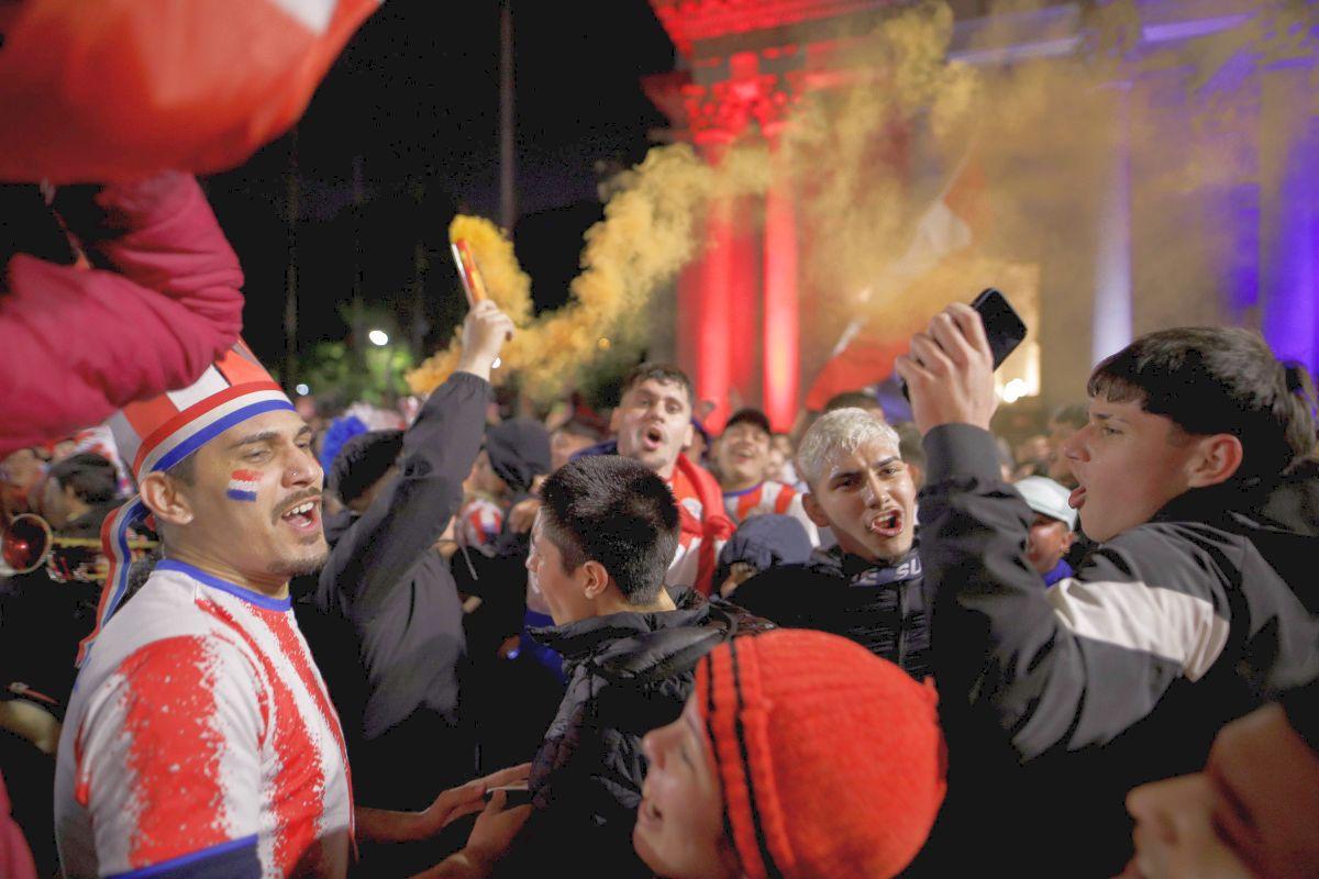 Nebunie la miezul nopții pe străzile din Paraguay, după calificarea uriașă în optimile Mondialului