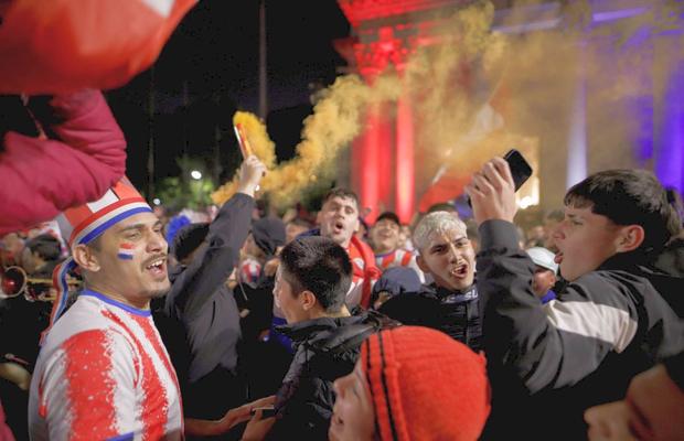 Nebunie la miezul nopții pe străzile din Paraguay, după calificarea uriașă în optimile Mondialului