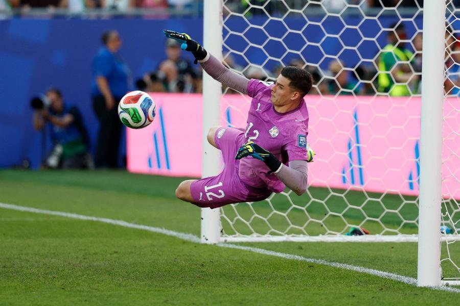 Orlando Gill respinge prima lovitură de pedeapsă a nemților, executată de Kai Havertz / Foto: Imago Eroul Paraguay-ului și partenera lui îi răspund dur legendei Chilavert: „Oameni jegoși care fac rău”