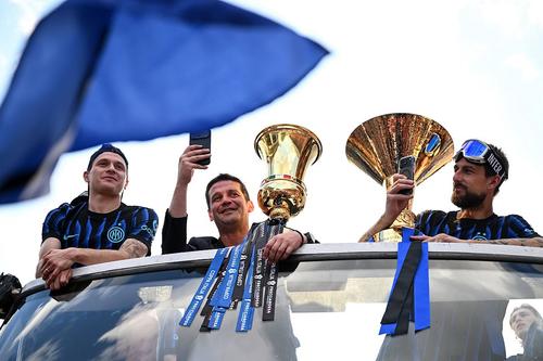 Cristi Chivu, avându-l în stânga lui pe Francesco Acerbi // foto: Imago Images