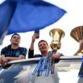 Cristi Chivu, avându-l în stânga lui pe Francesco Acerbi // foto: Imago Images