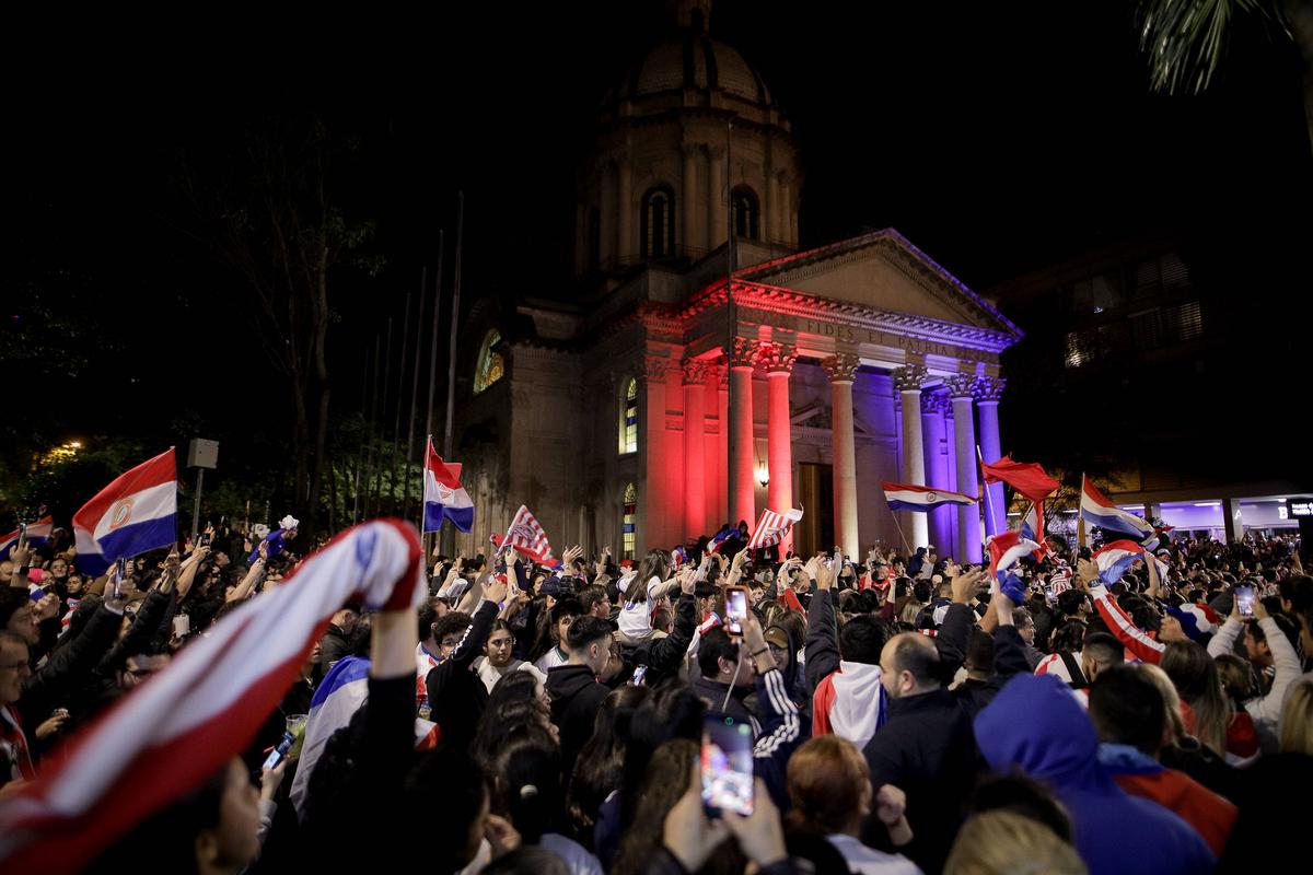 Nebunie la miezul nopții pe străzile din Paraguay, după calificarea uriașă în optimile Mondialului