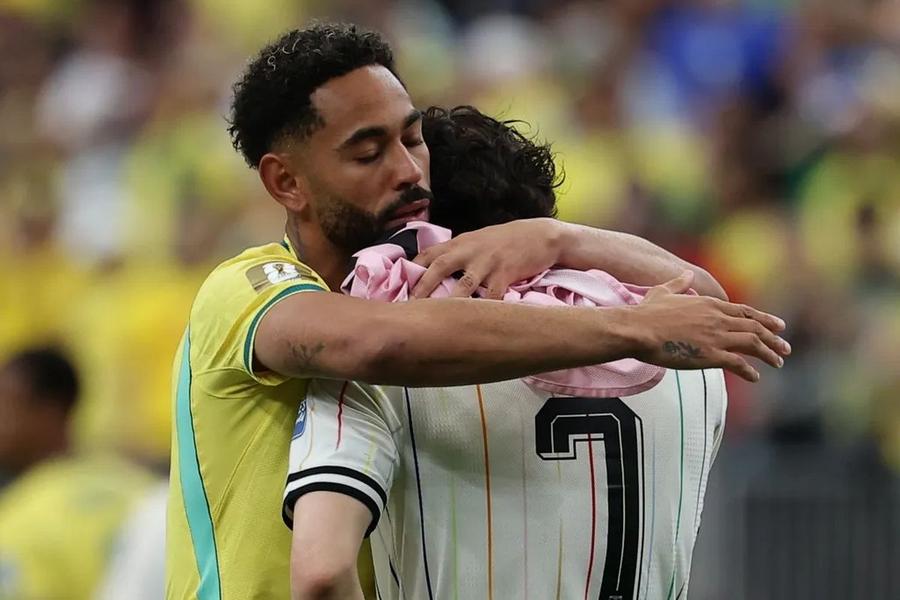 Matheus Cunha îl consolează pe Ao Tanaka Răfuiala lui Matheus Cunha cu japonezul care îndrăznise să conteste forța Selecao: „Acum știi mai multe despre noi”