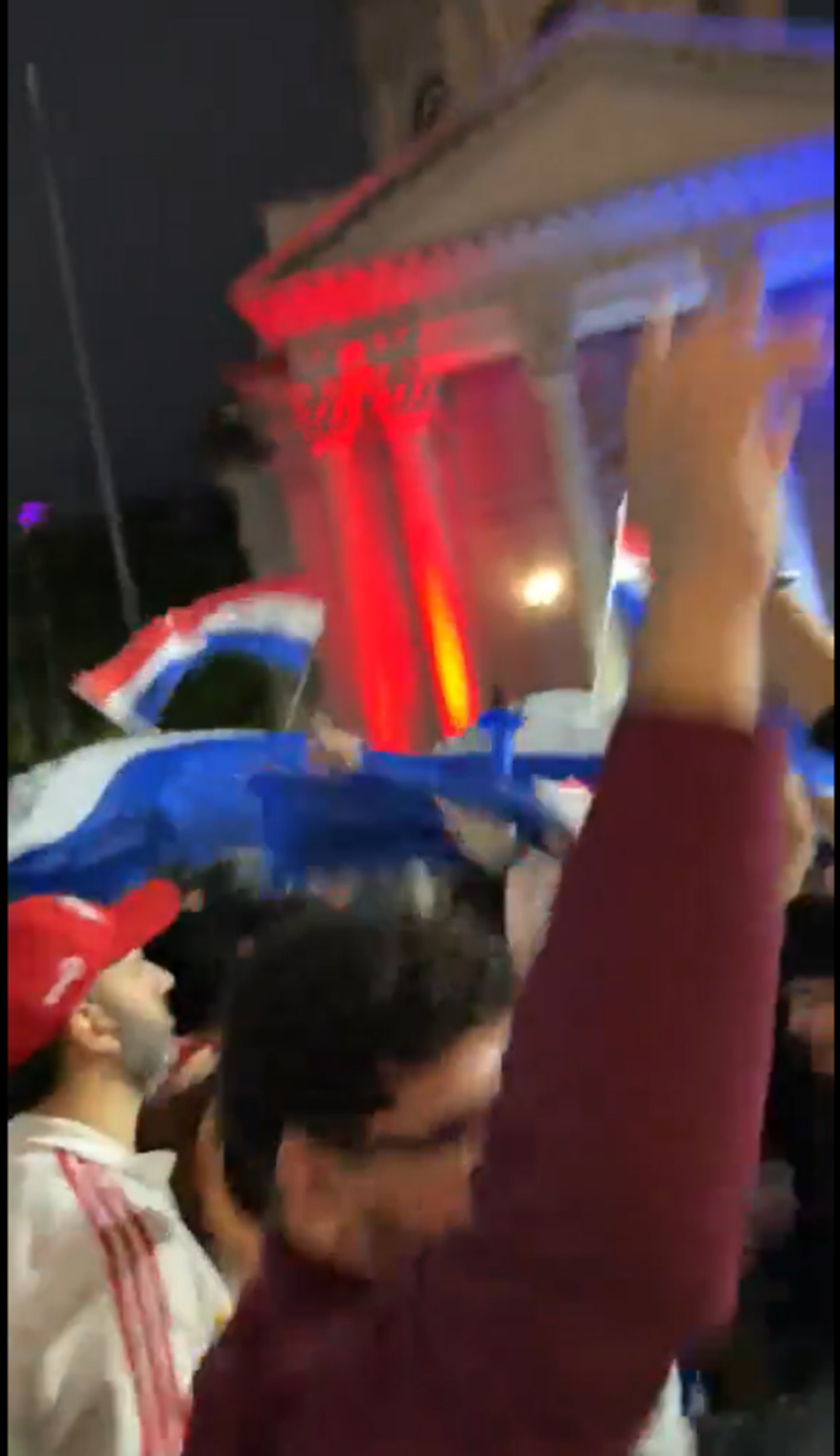 Nebunie la miezul nopții pe străzile din Paraguay, după calificarea uriașă în optimile Mondialului