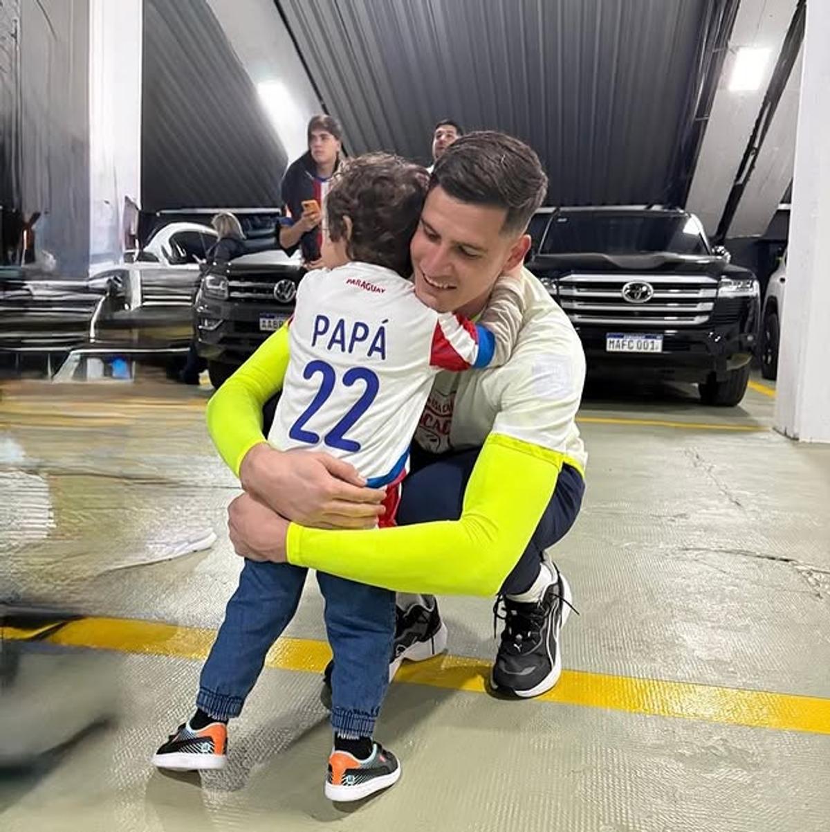 Anonimul care și-a vândut toate hainele pentru fiul bolnav a fost umilit public de Chilavert, a venit FALIT la Mondial, iar acum a șocat istoria fotbalului!