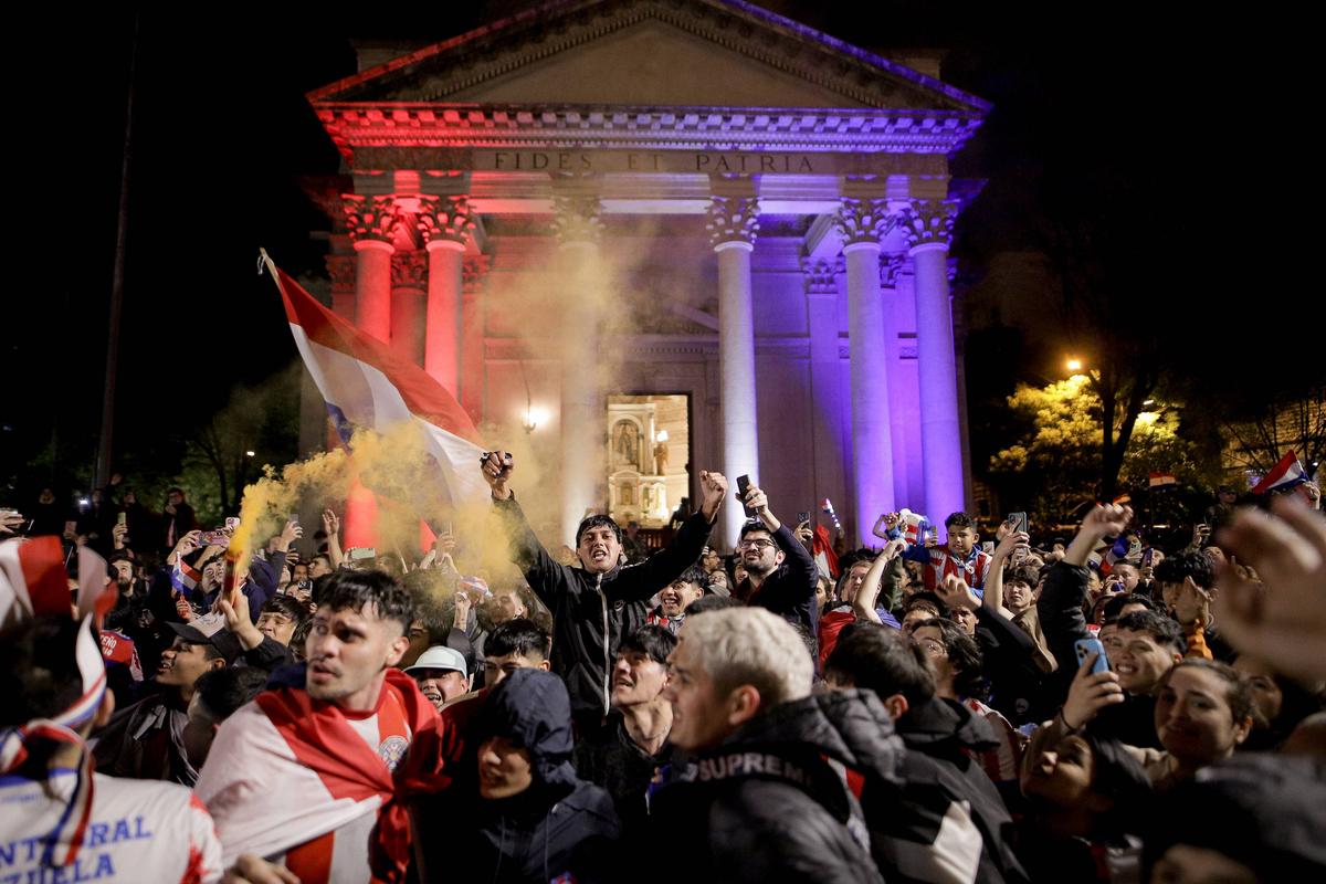 Sărbătoare în Paraguay după calificarea în optimile Mondialului // foto: Imago și X