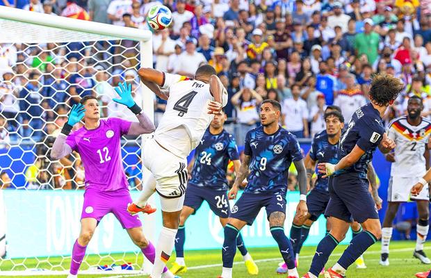 Anonimul care și-a vândut toate hainele pentru fiul bolnav a fost umilit public de Chilavert, a venit FALIT la Mondial, iar acum a șocat istoria fotbalului!