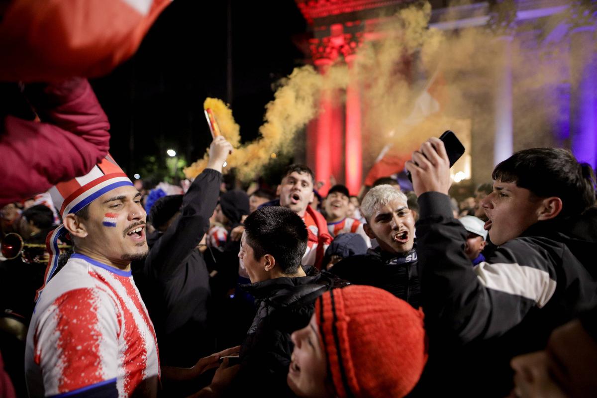 Nebunie la miezul nopții pe străzile din Paraguay, după calificarea uriașă în optimile Mondialului
