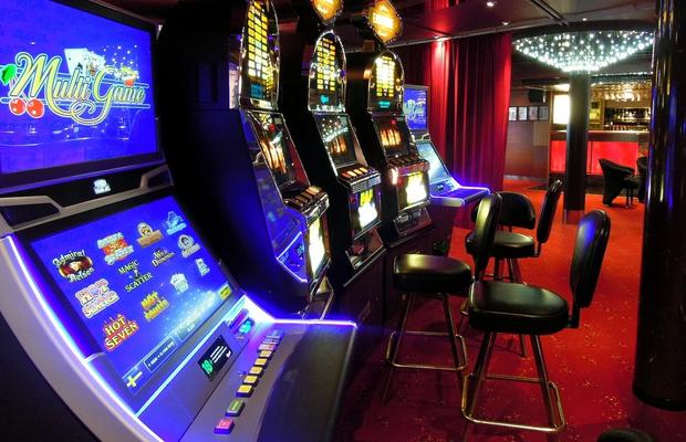 Un român, condamnat la închisoare pentru fraudă la păcănele! Pagubă uriașă provocată cu o singură bancnotă de 100 de lei