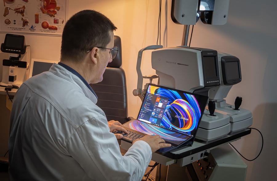 Noile laptopurile ASUS ZenBook: ecrane OLED pentru profesioniști