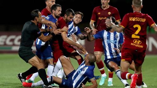 Bătaie ca-n filme în amical! Pepe a dat tonul cu un un fault grosolan
