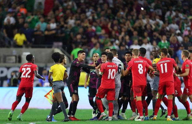 Meci oprit și bătaie între jucători la partida Mexic - Canada! De la ce a pornit totul