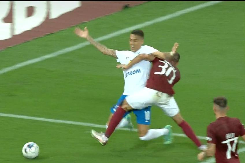 Farul a cerut penalty în minutul 67 al partidei cu Rapid, după un duel între Jefte Betancor și Alexandru Dandea.