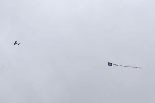 Un protest împotriva depozitării haotice a deșeurilor a avut loc înaintea Community Shield, disputa dintre Manchester City și Liverpool.