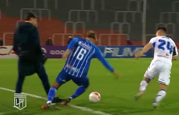 Momente incredibile la un meci din Argentina » Gafă penibilă a portarului + antrenorul i-a pus piedică unui jucător!