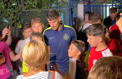 Jucătorii de la FCSB, asaltați de fani după meci! Conducerea Oțelului a intervenit: „Veniți să mă ajutați că nu pot ieși ăștia din vestiar”