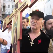 Gigi Becali, Alexandru Tudor și preoții înainte de plecarea la marșul prin București. Foto: Eli Driu (Libertatea)