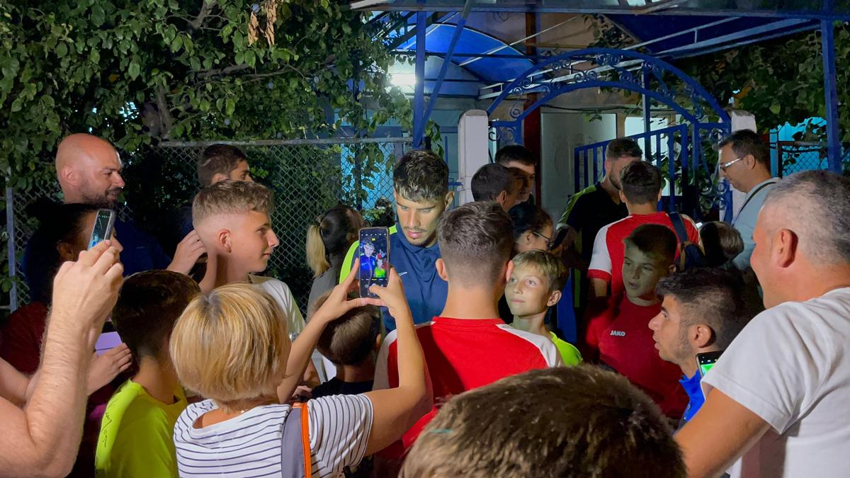 Jucătorii de la FCSB, asaltați de fani după meci