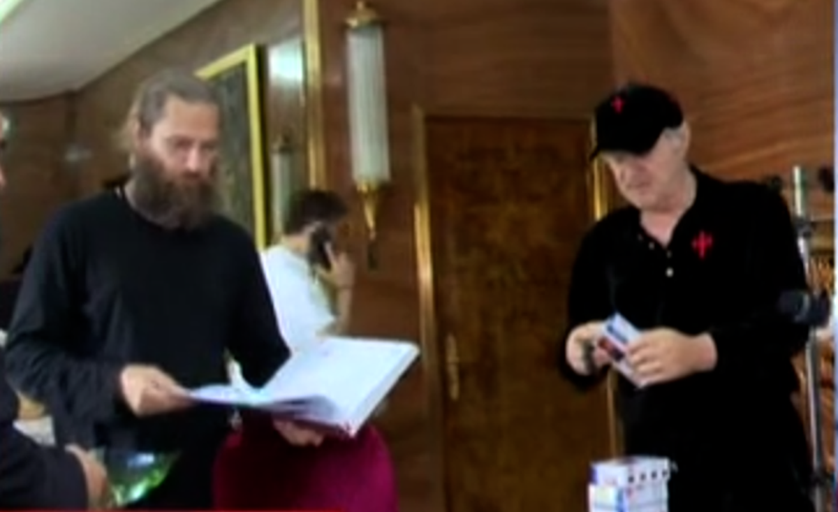 Gigi Becali a ieșit în stradă cu o „armată” de preoți și zeci de susținători: „Sfințesc Calea Victoriei după marșul LGBT” » Imagini incredibile de la Palat și din oraș + Discurs homofob în direct