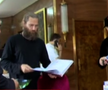 Gigi Becali a ieșit în stradă cu o „armată” de preoți și zeci de susținători: „Sfințesc Calea Victoriei după marșul LGBT” » Imagini incredibile de la Palat și din oraș + Discurs homofob în direct