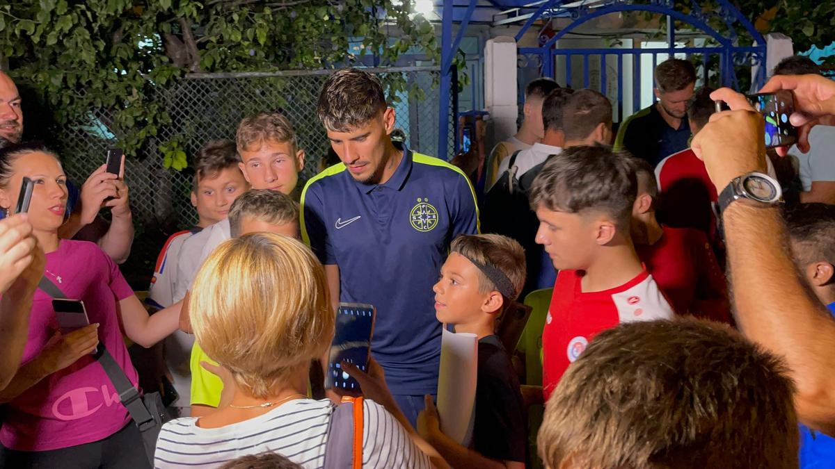Jucătorii de la FCSB, asaltați de fani după meci