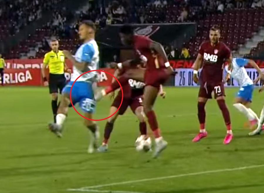 Yeboah l-a lovit cu Talpa pe Markovic cât timp mingea era în joc Arbitrii au dormit în Gruia! Penalty-ul evident de la CFR - Craiova pe care Petrescu și Chivulete NU l-au văzut