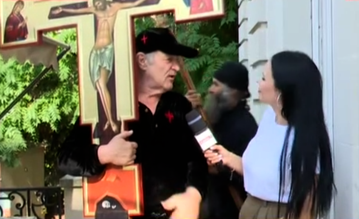 Gigi Becali a ieșit în stradă cu o „armată” de preoți și zeci de susținători: „Sfințesc Calea Victoriei după marșul LGBT” » Imagini incredibile de la Palat și din oraș + Discurs homofob în direct