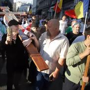 Gigi Becali, Alexandru Tudor și preoții înainte de plecarea la marșul prin București. Foto: Eli Driu (Libertatea)