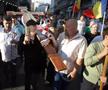 Gigi Becali, Alexandru Tudor și preoții înainte de plecarea la marșul prin București. Foto: Eli Driu (Libertatea)