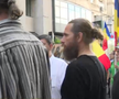 Gigi Becali a ieșit în stradă cu o „armată” de preoți și zeci de susținători: „Sfințesc Calea Victoriei după marșul LGBT” » Imagini incredibile de la Palat și din oraș + Discurs homofob în direct