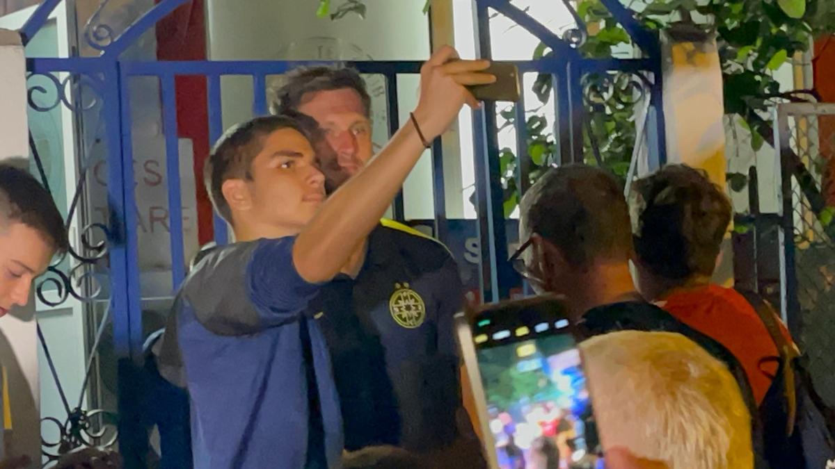 Jucătorii de la FCSB, asaltați de fani după meci