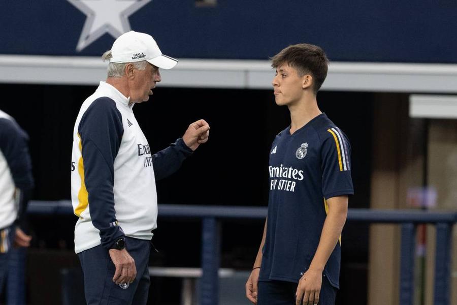 Arda Guler, alături de Carlo Ancelotti Situație bizară la Real Madrid » Ancelotti a anunțat că fotbalistul poate juca, dar imediat a venit comunicatul clubului: „S-a accidentat”
