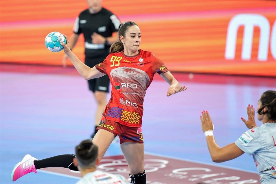 Sorina Grozav în acțiune Foto Facebook FRHandbal Naționala, cu bune și rele după meciurile cu Spania » Neagu menajată, Pintea fără greșeală